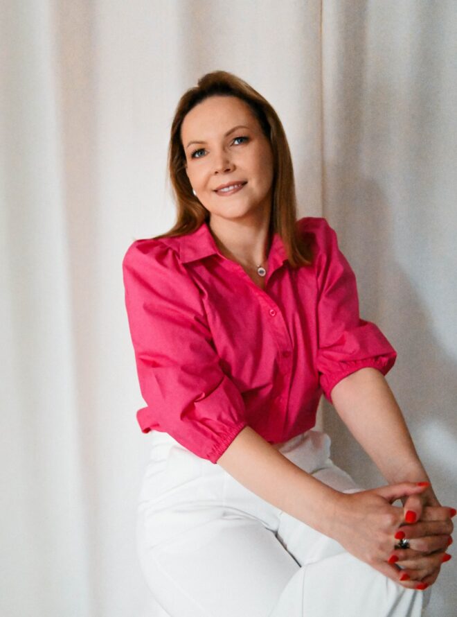 Patrycja Kopacz w różowej koszuli, Salon Magnolia