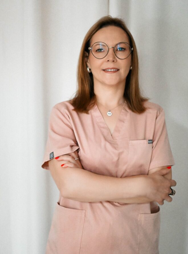 Patrycja Kopacz w różowym uniformie, ze skrzyżowanymi rękami, Salon Magnolia