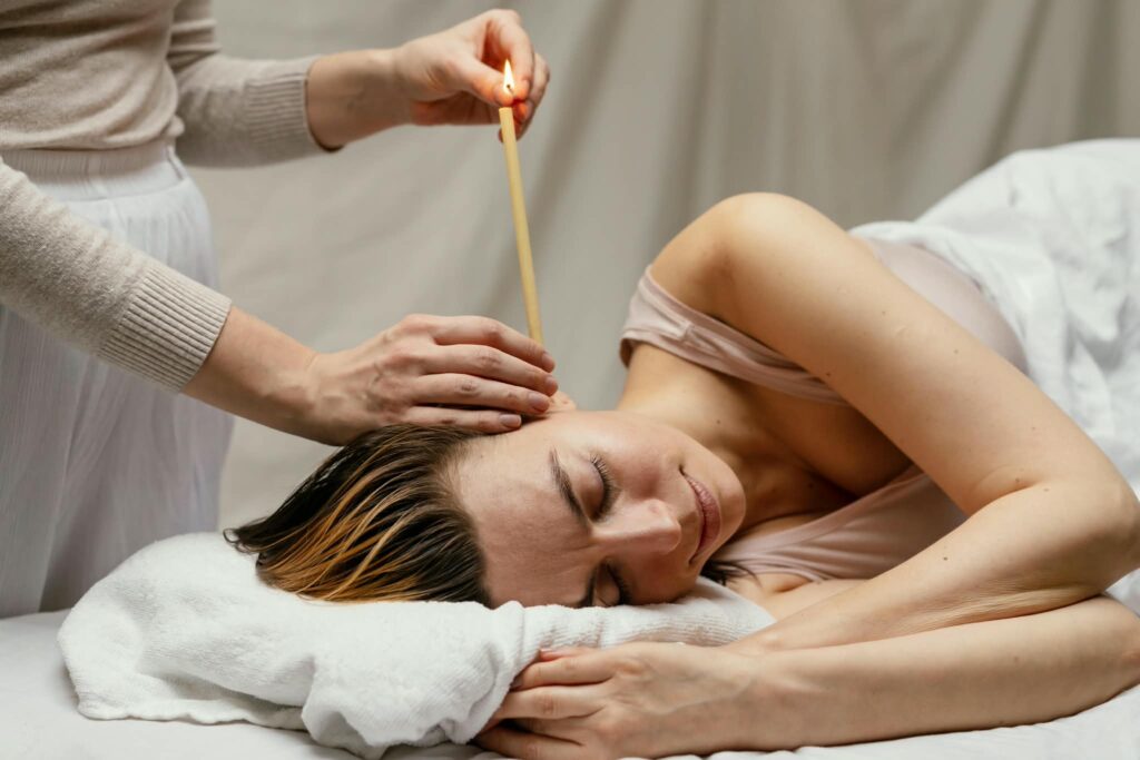 Świecowanie uszu, zapalona świeca przy uchu, Salon Magnolia