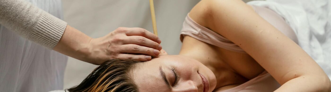 Świecowanie uszu, zapalona świeca przy uchu, Salon Magnolia
