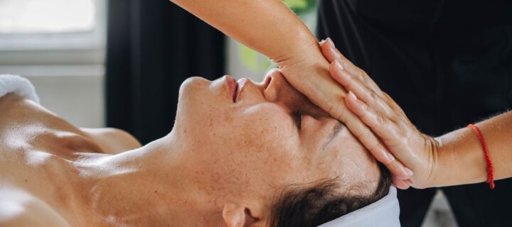 Masaż relaksacyjny twarzy, dłonie na czole, Salon Magnolia w Pałacu Pawłowice